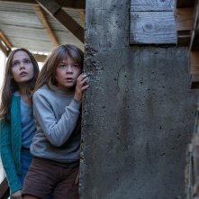 Il drago invisibile: Oona Laurence e Oakes Fegley in una scena del film