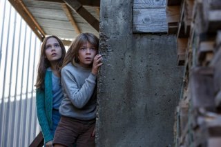 Il drago invisibile: Oona Laurence e Oakes Fegley in una scena del film