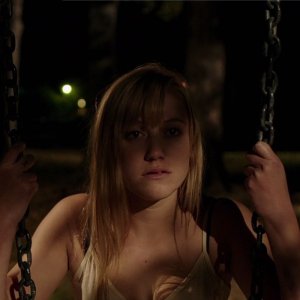 It Follows: Maika Monroe in un momento del film