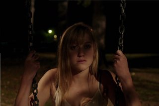 It Follows: Maika Monroe in un momento del film