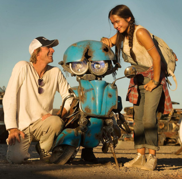 Transformers: The Last Knight - Michael Bay, Isabela Moner e Squeeks sul set