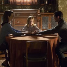 Ouija - L'origine del male: Lulu Wilson, Elizabeth Reaser e Henry Thomas in una scena del film