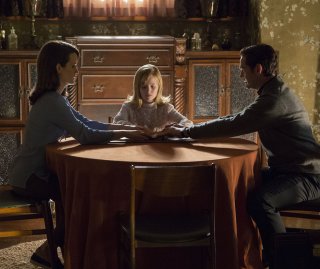 Ouija - L'origine del male: Lulu Wilson, Elizabeth Reaser e Henry Thomas in una scena del film