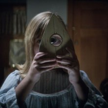Ouija - L'origine del male: Lulu Wilson in una inquietante scena del film