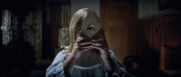 Ouija - L'origine del male: Lulu Wilson in una inquietante scena del film