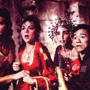 Grosso guaio a Chinatown: Kurt Russell, Kim Cattrall, Dennis Dun e Suzee Pai in una scena del film