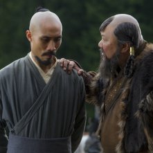Marco Polo: Tom Wu e Benedict Wong in una scena