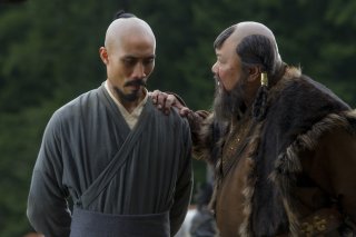 Marco Polo: Tom Wu e Benedict Wong in una scena