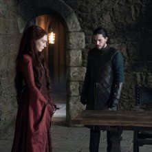 Il Trono di Spade: Carice Van Houten e Kit Harington in un'immagine dell'episodio The Winds of Winter