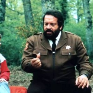 Uno sceriffo extraterrestre... poco extra e molto terrestre: Bud Spencer in una scena del film con il bambino co-protagonista