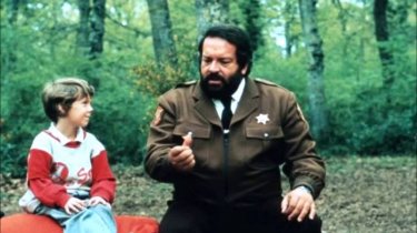 Uno sceriffo extraterrestre... poco extra e molto terrestre: Bud Spencer in una scena del film con il bambino co-protagonista