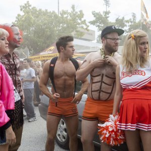 Cattivi vicini 2: Zac Efron e Seth Rogen in una scena del film