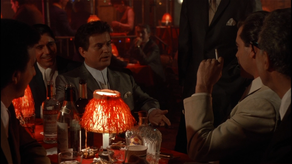 Quei bravi ragazzi: Joe Pesci e Ray Liotta in una scena del film