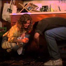 Singles - L'amore è un gioco: Kyra Sedgwick e Campbell Scott in una scena del film