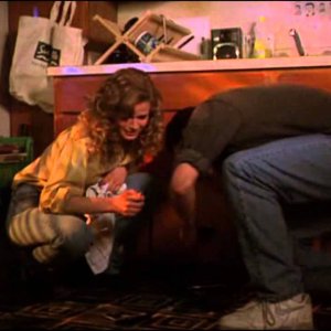 Singles - L'amore è un gioco: Kyra Sedgwick e Campbell Scott in una scena del film