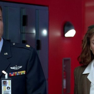 Independence Day: Adam Baldwin e Mary McDonnell in una scena del film