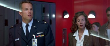 Independence Day: Adam Baldwin e Mary McDonnell in una scena del film