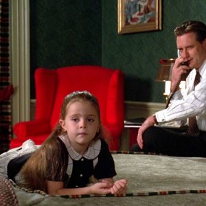 Independence Day: Mae Whitman e Bill Pullman in una scena del film