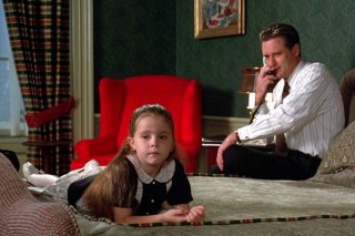 Independence Day: Mae Whitman e Bill Pullman in una scena del film
