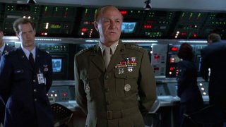 Independence Day: Robert Loggia in una scena del film