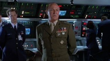 Independence Day: Robert Loggia in una scena del film