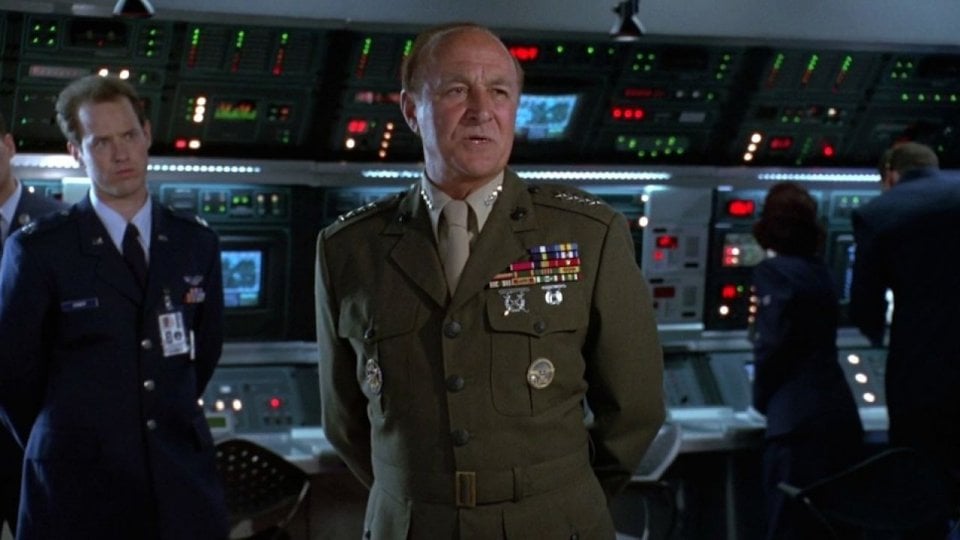 Independence Day: Robert Loggia in una scena del film