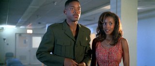 Independence Day: Vivica A. Fox e Will Smith in una scena del film