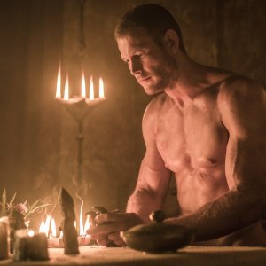 Barbarians: l'attore Tom Hopper in una scena della serie