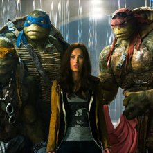 Tartarughe Ninja: Megan Fox con le tartarughe in una scena del film