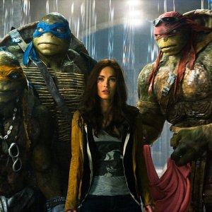 Tartarughe Ninja: Megan Fox con le tartarughe in una scena del film