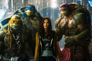 Tartarughe Ninja: Megan Fox con le tartarughe in una scena del film