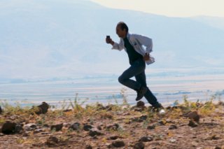 Il vento ci porterà via, una scena del film di Kiarostami