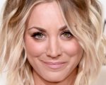 Big Bang Theory: Kaley Cuoco si scusa per i cani sulla bandiera USA