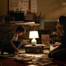 Lights Out - Terrore nel buio: Gabriel Bateman e Maria Bello in una scena del film