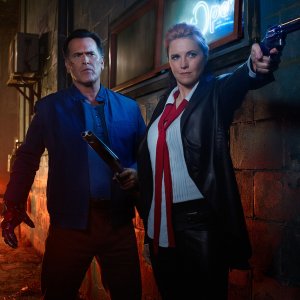 Ash vs. Evil Dead: Bruce Campbell e Lucy Lawless in una scena