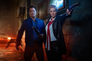 Ash vs. Evil Dead: Bruce Campbell e Lucy Lawless in una scena