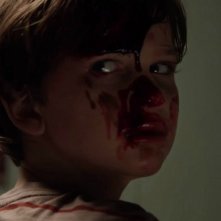 Outcast: un'inquietante primo piano della prima stagione della serie