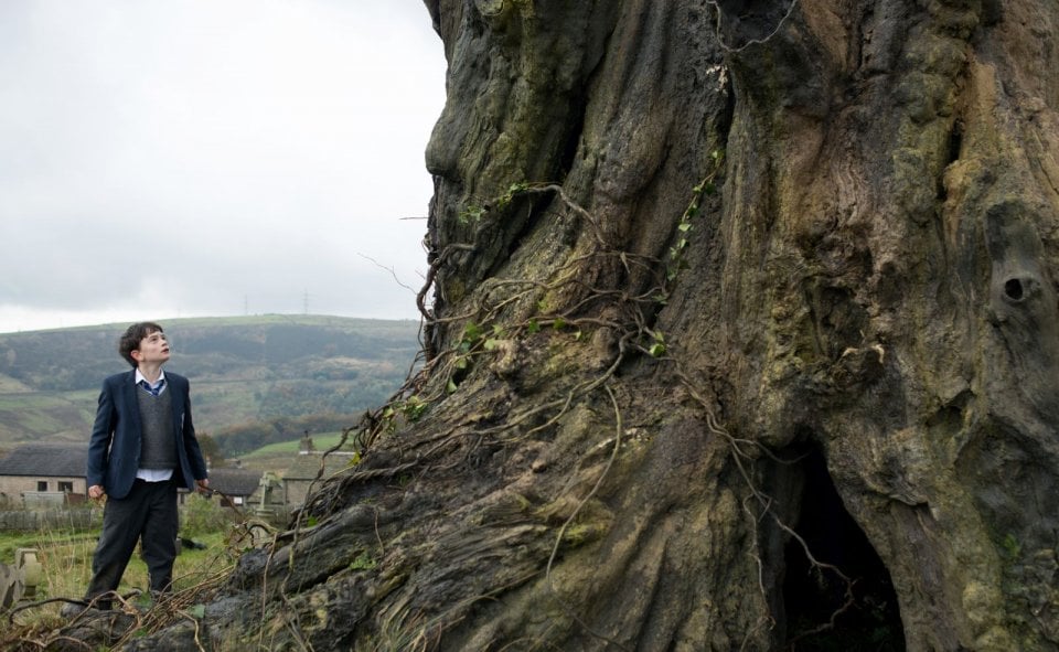 A Monster Calls: Lewis MacDougall in una scena del film