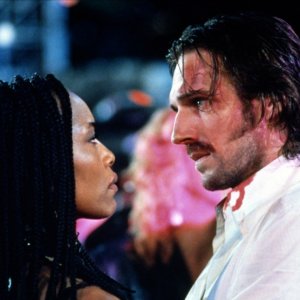 Angela Bassett con Ralph Fiennes in Strange Days