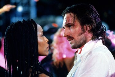 Angela Bassett con Ralph Fiennes in Strange Days