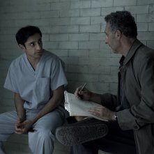 TheNight Of: Riz Ahmed e Joh Turturro in una scena