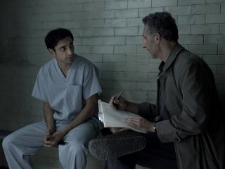 TheNight Of: Riz Ahmed e Joh Turturro in una scena