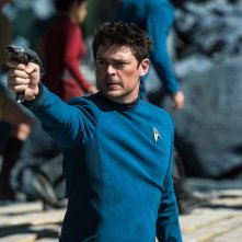 Star Trek Beyond: Karl Urban in una scena del film