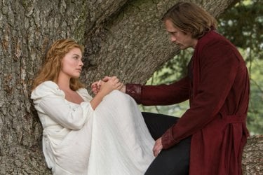 The Legend of Tarzan: Margot Robbie insieme ad Alexander Skarsgård in un momento del film