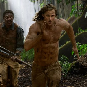 The Legend of Tarzan: Alexander Skarsgård e Samuel L. Jackson in una scena d'azione