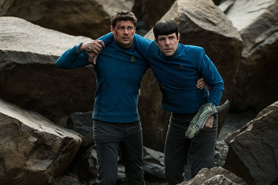 Star Trek Beyond: Karl Urban e Zachary Quinto in difficoltà
