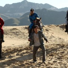 Skiptrace - Missione Hong Kong: Jackie Chan inseguito da tra uomini a cavallo