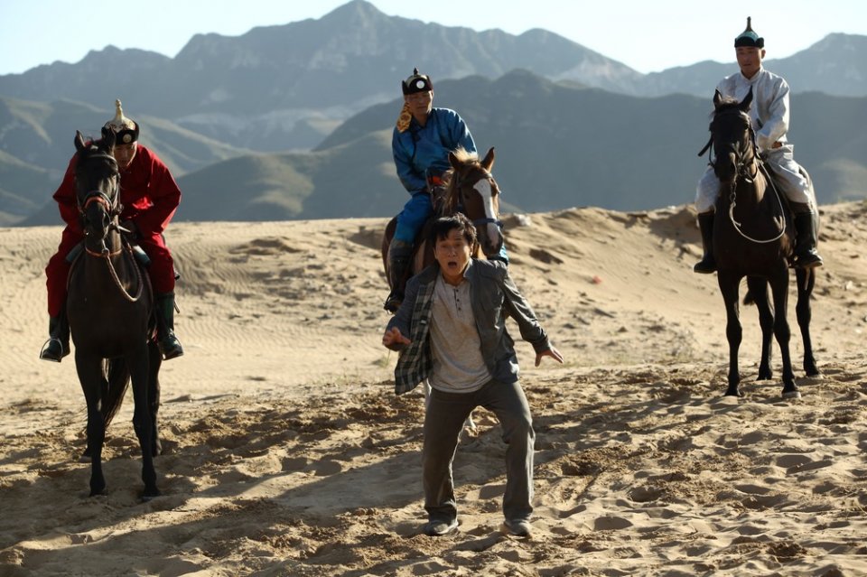Skiptrace - Missione Hong Kong: Jackie Chan inseguito da tra uomini a cavallo