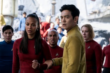 Star Trek Beyond: Zoe Saldana e John Cho in una scena del film