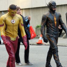 The Flash: Keiynan Lonsdale sul set della stagione 3 insieme a un collega in tuta nera